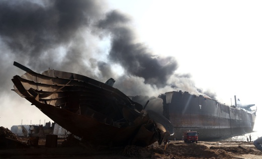 В результате взрыва на нефтяном танкере в Пакистане погибли 12 человек