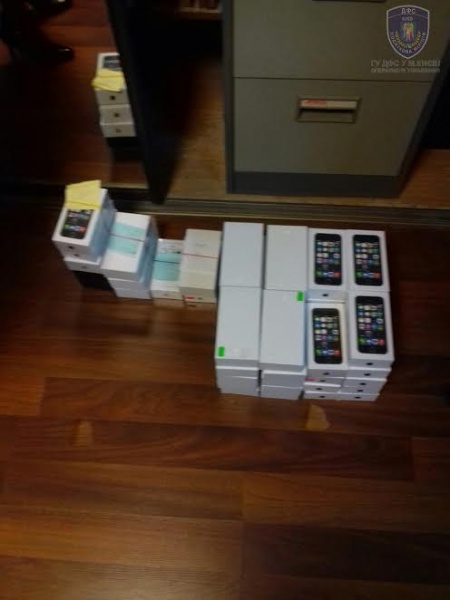 Киевская налоговая изъяла незаконную технику Аpple на 4 млн гривен