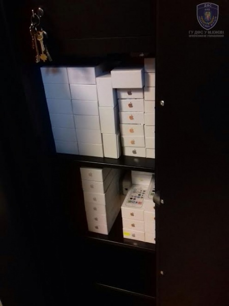 Киевская налоговая изъяла незаконную технику Аpple на 4 млн гривен