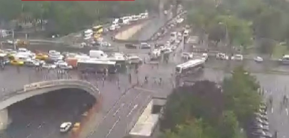 В Стамбуле рядом с автобусной остановкой прогремел взрыв, есть раненые