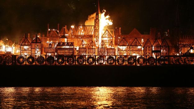 В Британии сожгли деревянный Лондон в память о пожаре 1666 года