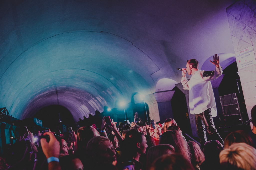 Макс Барских впервые с начала войны спел в Киеве: фото с необычного концерта