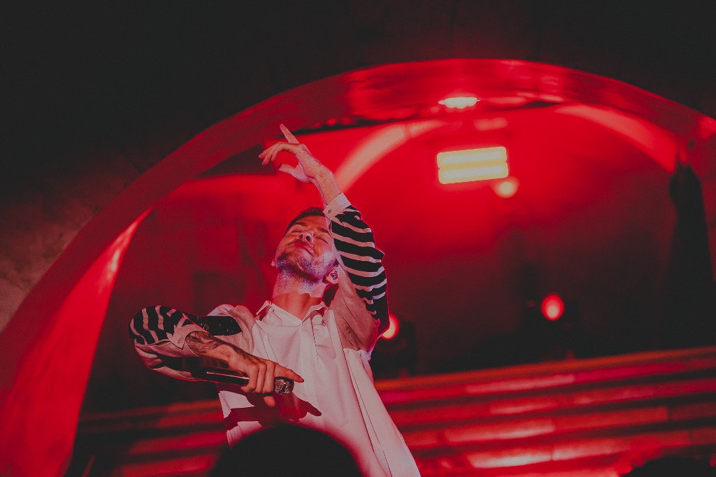 Макс Барских впервые с начала войны спел в Киеве: фото с необычного концерта