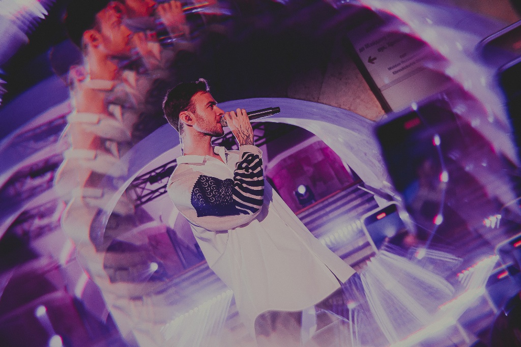 Макс Барских впервые с начала войны спел в Киеве: фото с необычного концерта