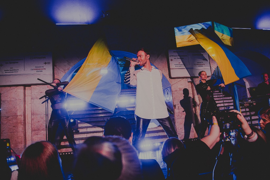 Макс Барских впервые с начала войны спел в Киеве: фото с необычного концерта