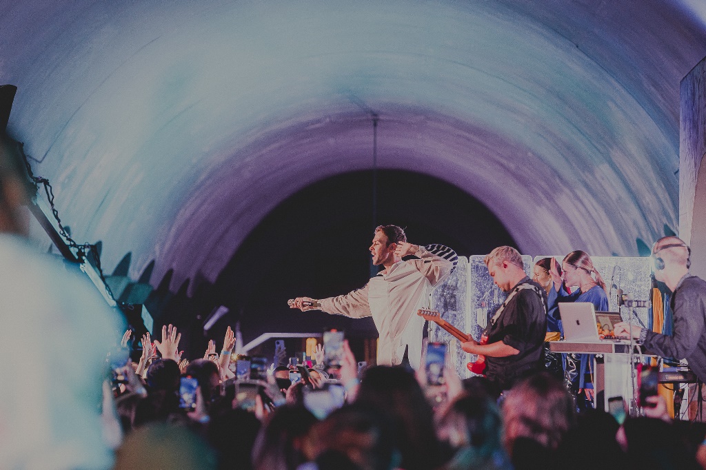 Макс Барских впервые с начала войны спел в Киеве: фото с необычного концерта