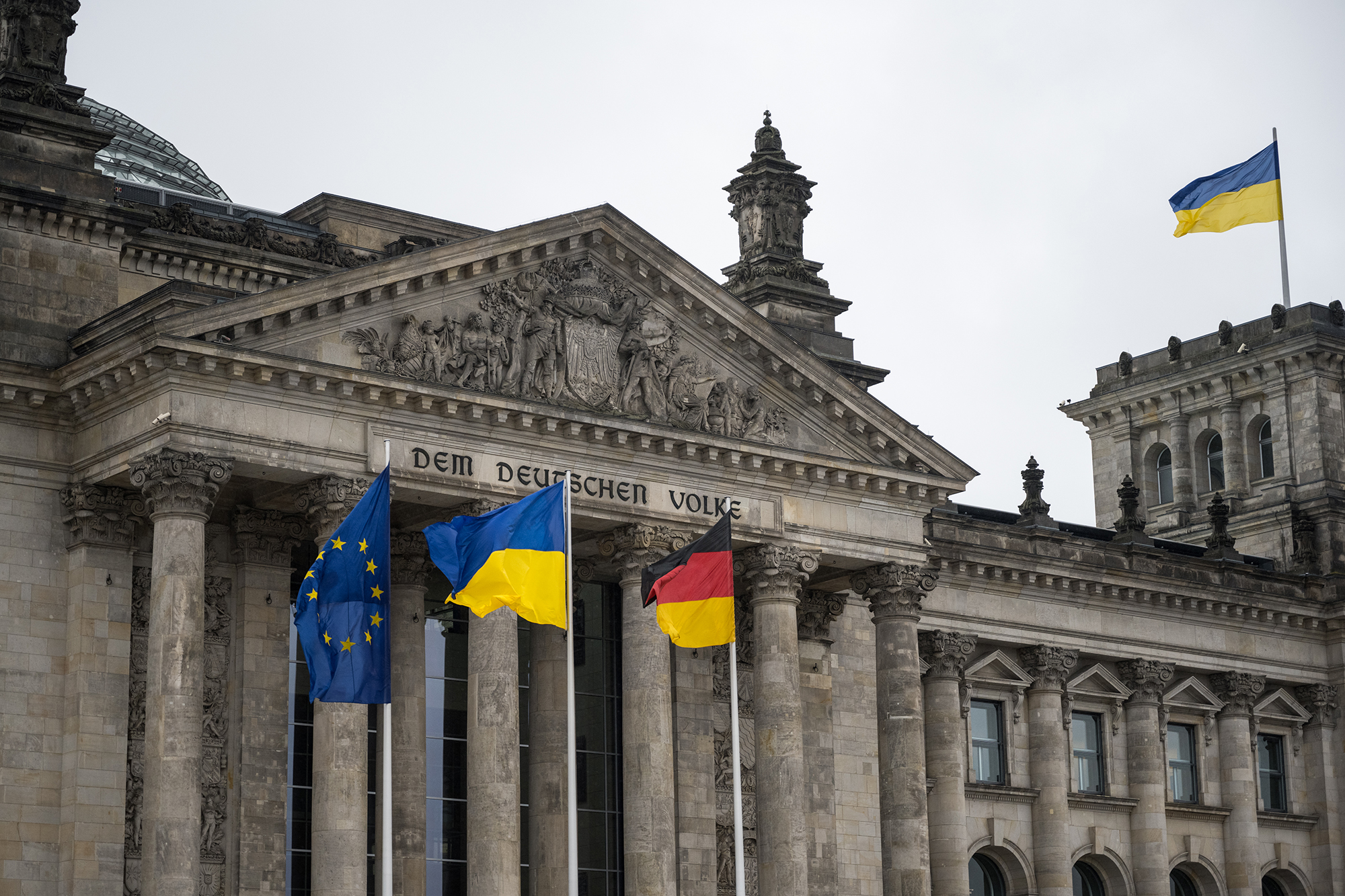 Урізання виплат і вибіркове надання захисту. Що чекає біженців в Європі в 2025 році