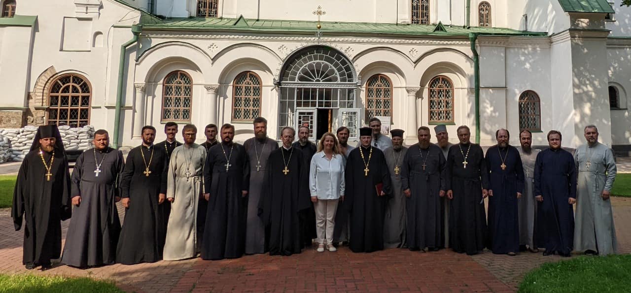 Шаг к объединению? УПЦ МП может разрешить верующим молиться в церквях ПЦУ