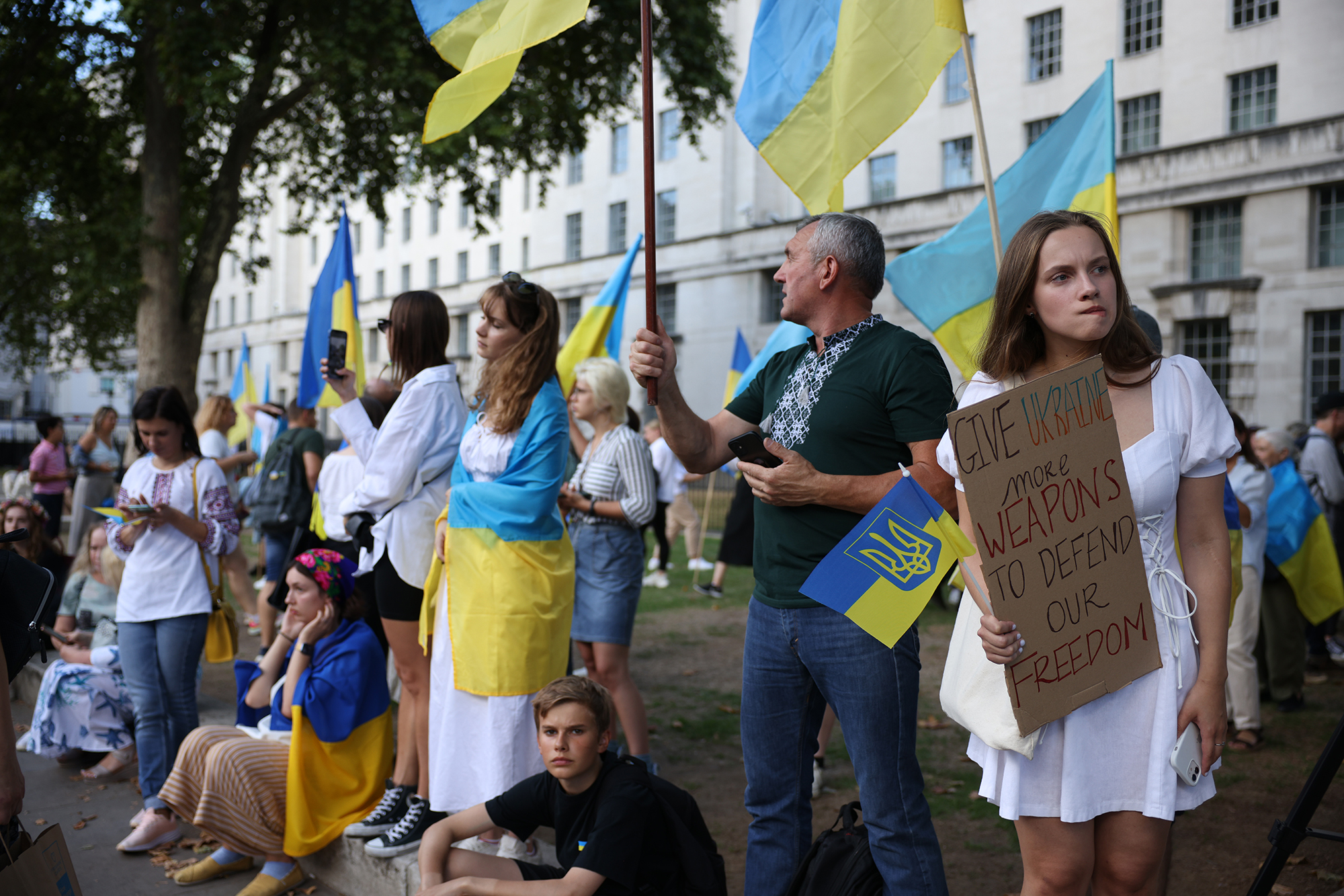 Урізання виплат і вибіркове надання захисту. Що чекає біженців в Європі в 2025 році