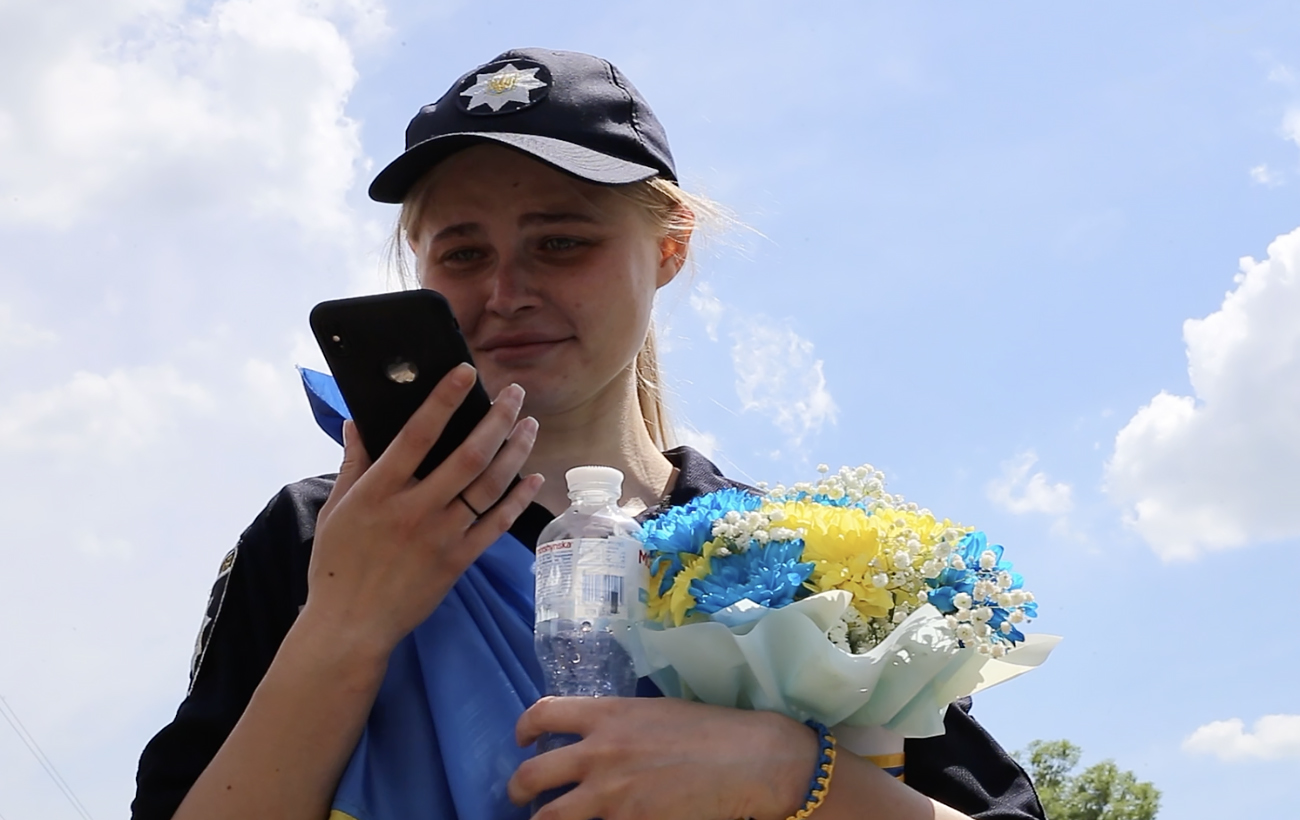 "Мамочка, я дома". Следователь из Мариуполя, которую россияне около двух лет держали в плену, вернулась в Украину