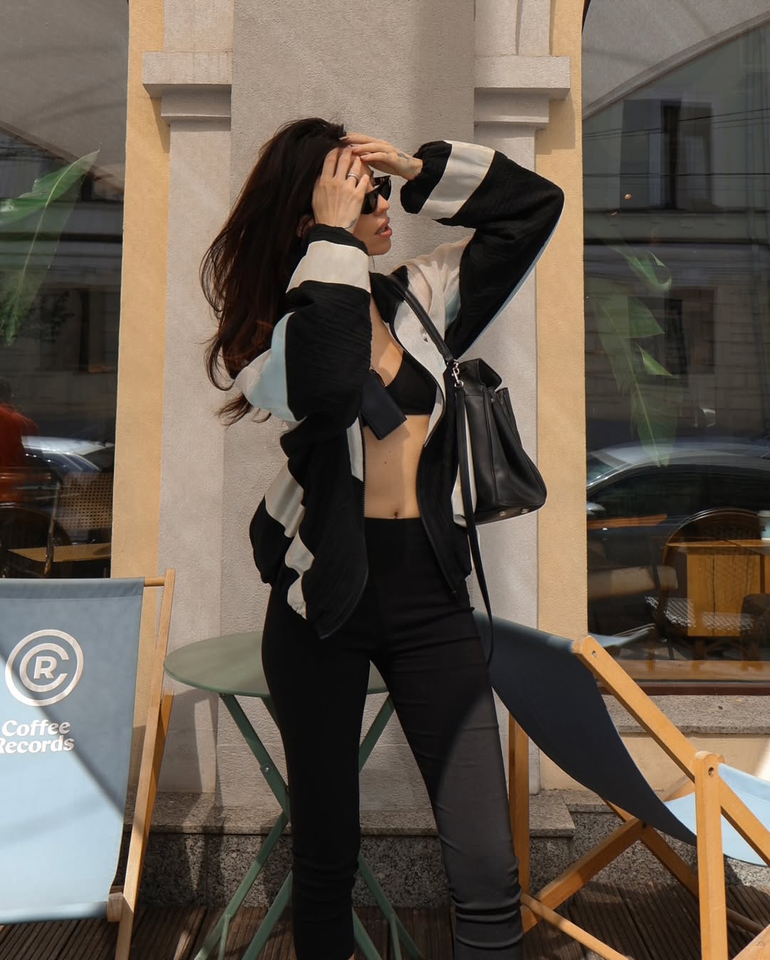 Летний спорт-шик от Нади Дорофеевой: ветровка и вьетнамки на каблуках