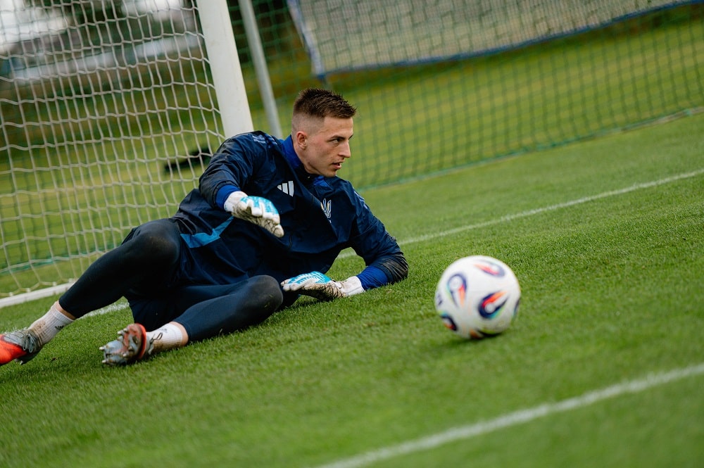 Збірна України стартувала під дощем: перші кадри підготовки до Франції