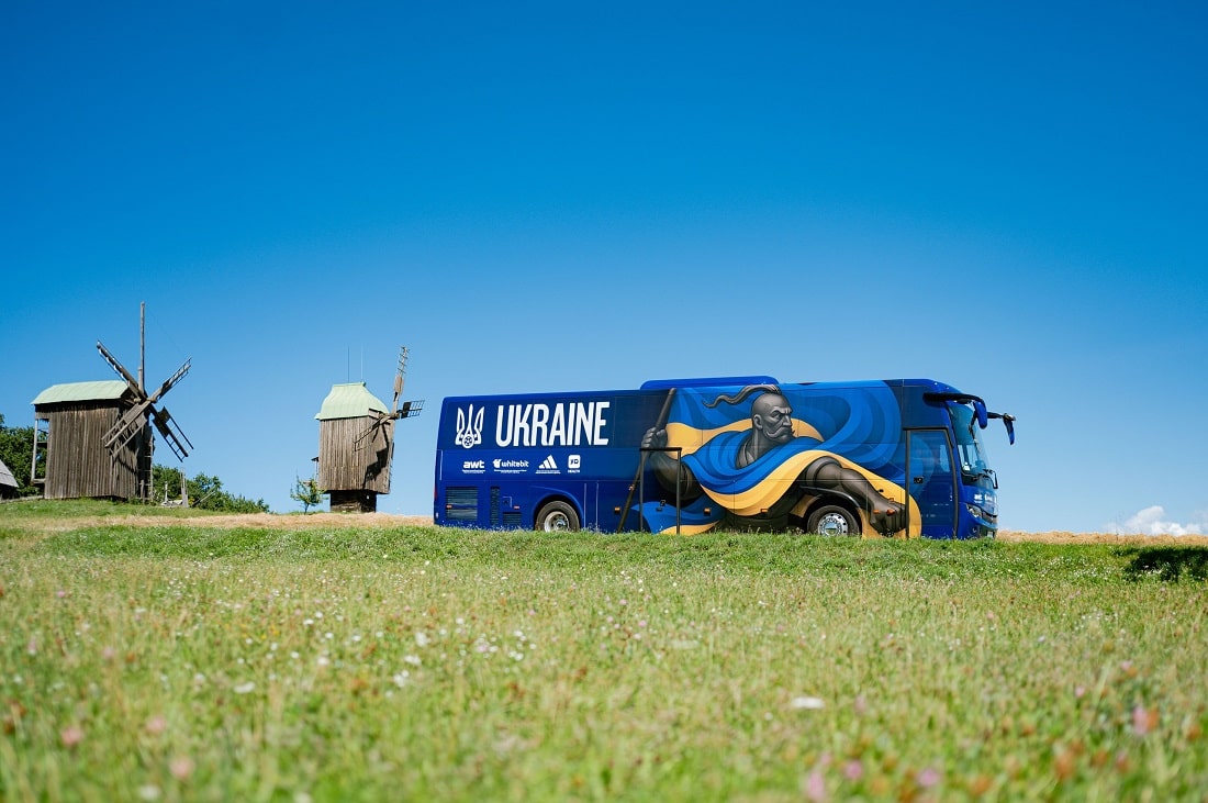 Козак Сірко та патріотичне гасло: збірна України перед відбором ЧС-2026 отримала унікальний автобус (фото та відео)