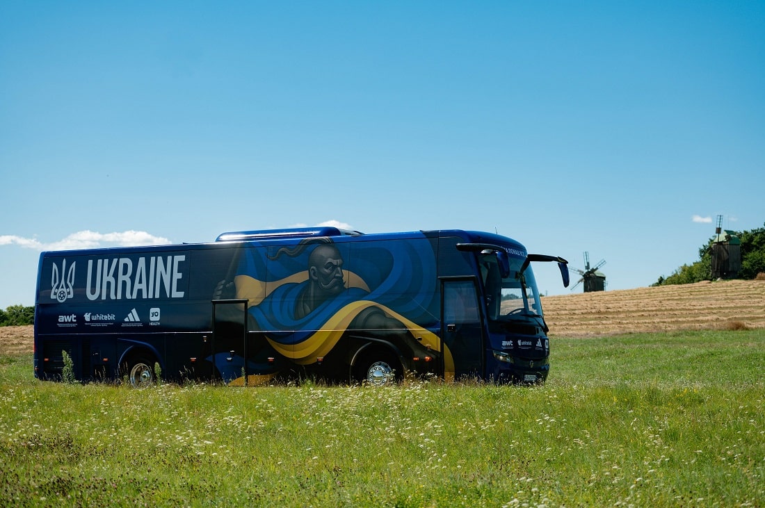 Козак Сірко та патріотичне гасло: збірна України перед відбором ЧС-2026 отримала унікальний автобус (фото та відео)