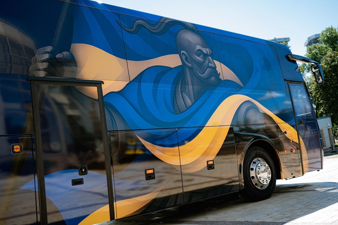 Козак Сірко та патріотичне гасло: збірна України перед відбором ЧС-2026 отримала унікальний автобус (фото та відео)