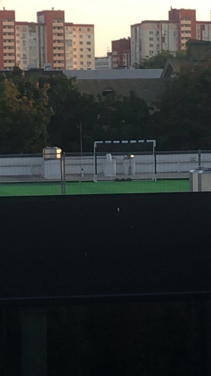 "Щось дуже кумедне". На даху київського ТРЦ облаштували футбольне поле: фото