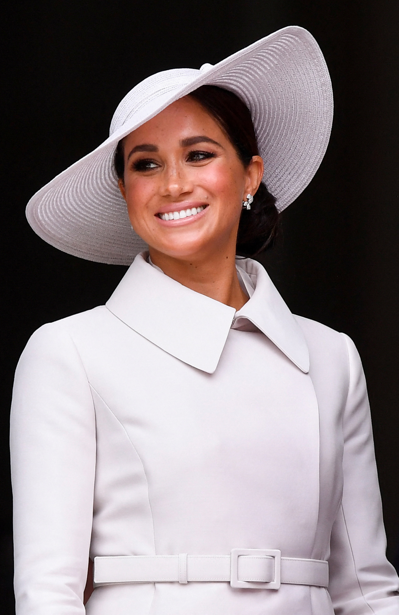 Принц Гарри и Меган Маркл впервые за два года вышли в свет вместе с королевской семьей (фото)