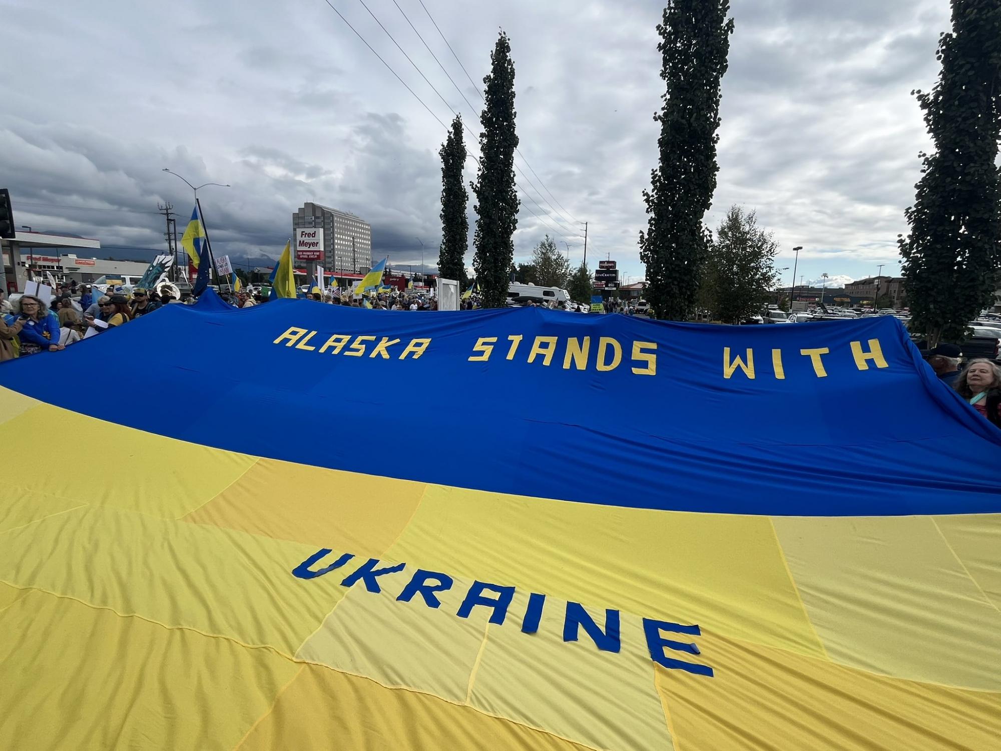 "Никогда в России": в Анкоридже прошел большой митинг в поддержку Украины