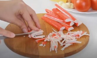 Как нарезать крабовые палочки в салат: интересные способы от специалистов