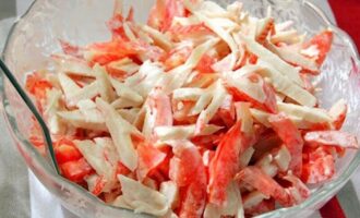 Как нарезать крабовые палочки в салат: интересные способы от специалистов
