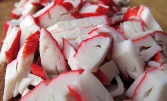 Как нарезать крабовые палочки в салат: интересные способы от специалистов