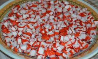 Как нарезать крабовые палочки в салат: интересные способы от специалистов