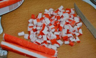 Как нарезать крабовые палочки в салат: интересные способы от специалистов