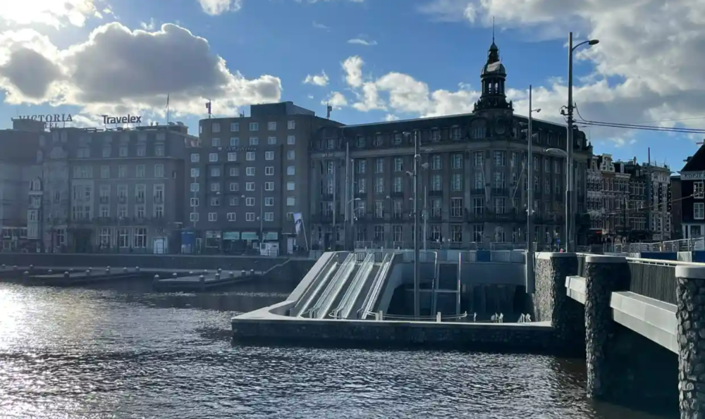 В Амстердамі облаштували підводний велопаркінг! Ви такого ще не бачили (фото)