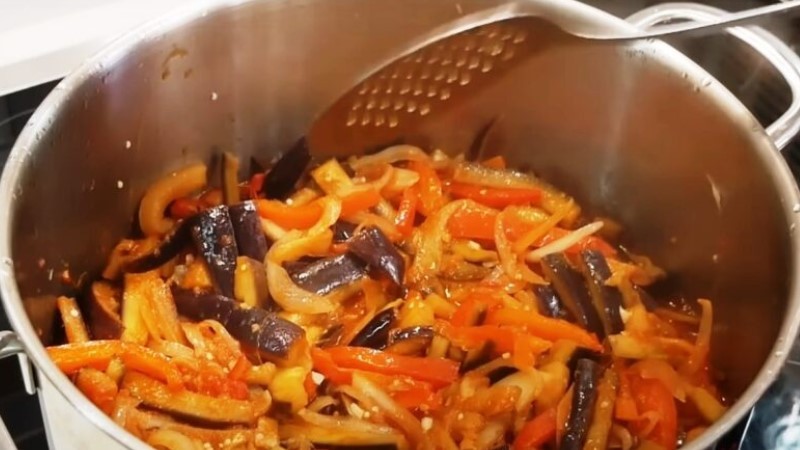 Салат з баклажанів, який зберігається до весни: ароматно та смачно