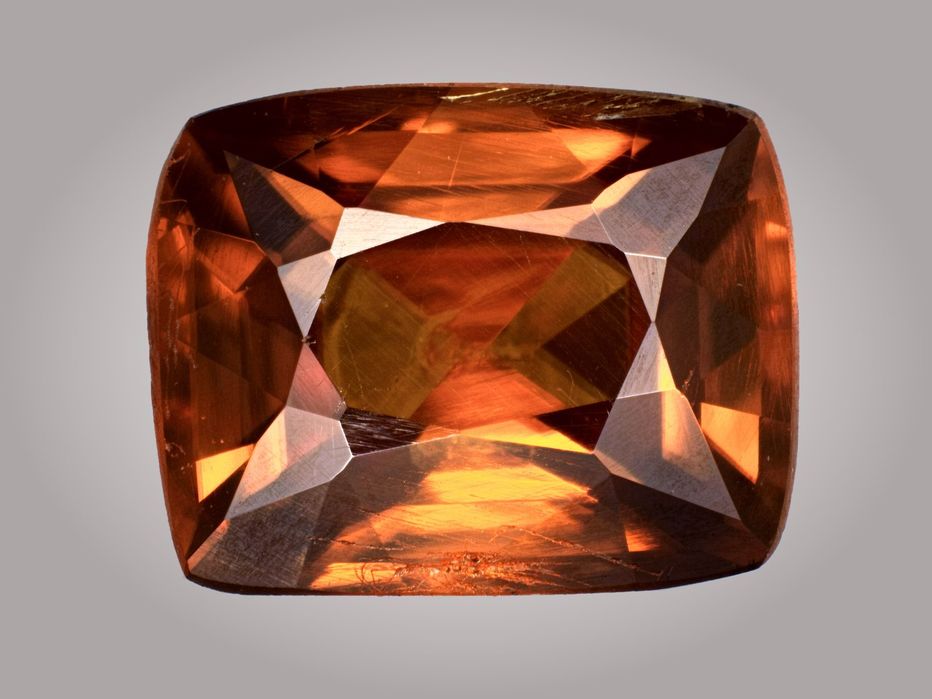 Самый редкий драгоценный камень в мире: как он выглядит и сколько стоит