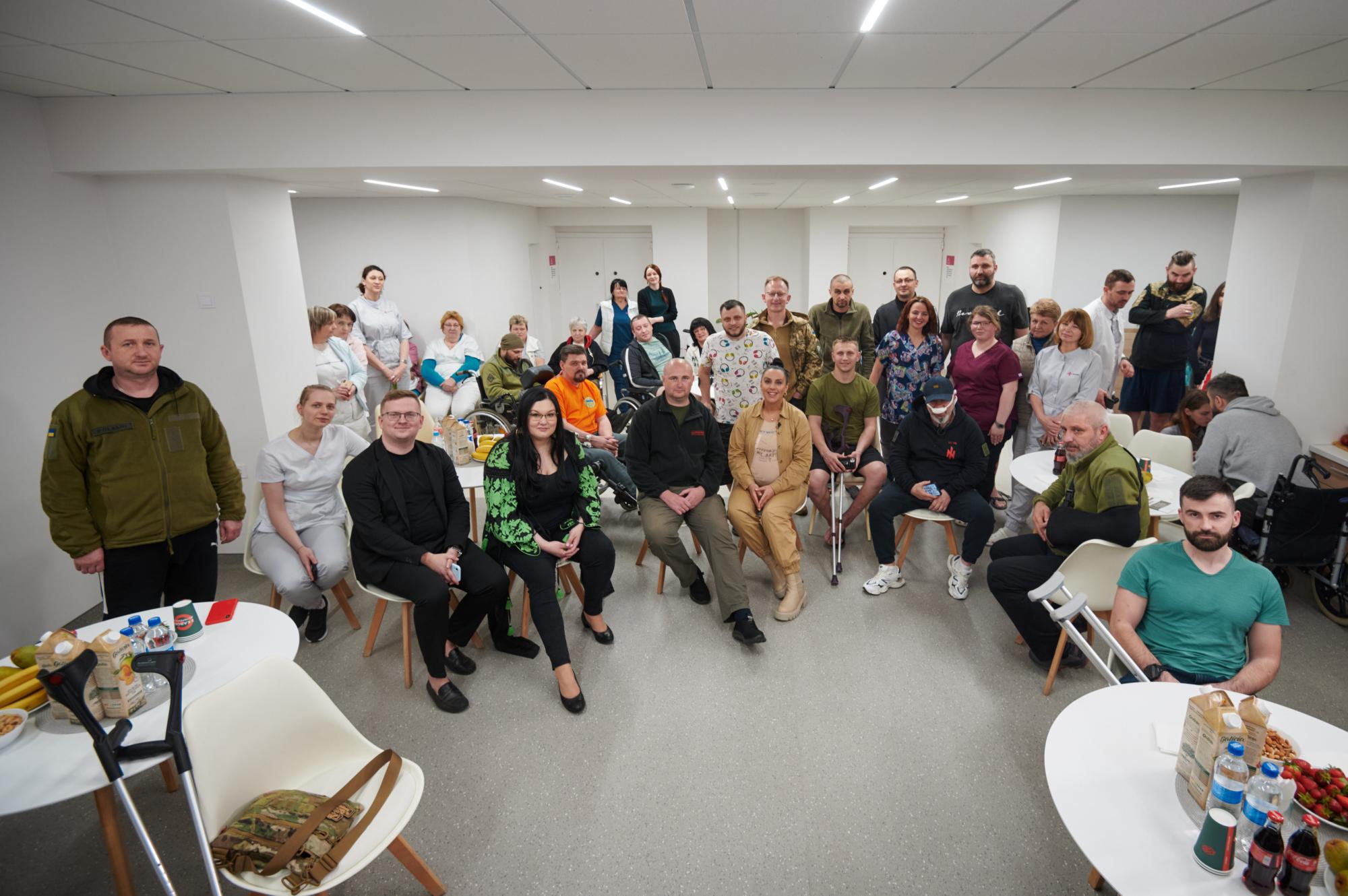 Беременная Джамала спела для раненых военных: трогательные кадры