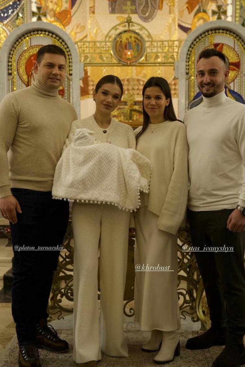 Блогерка-мільйонниця Саша Бо похрестила донечку: зворушливі фото таїнства