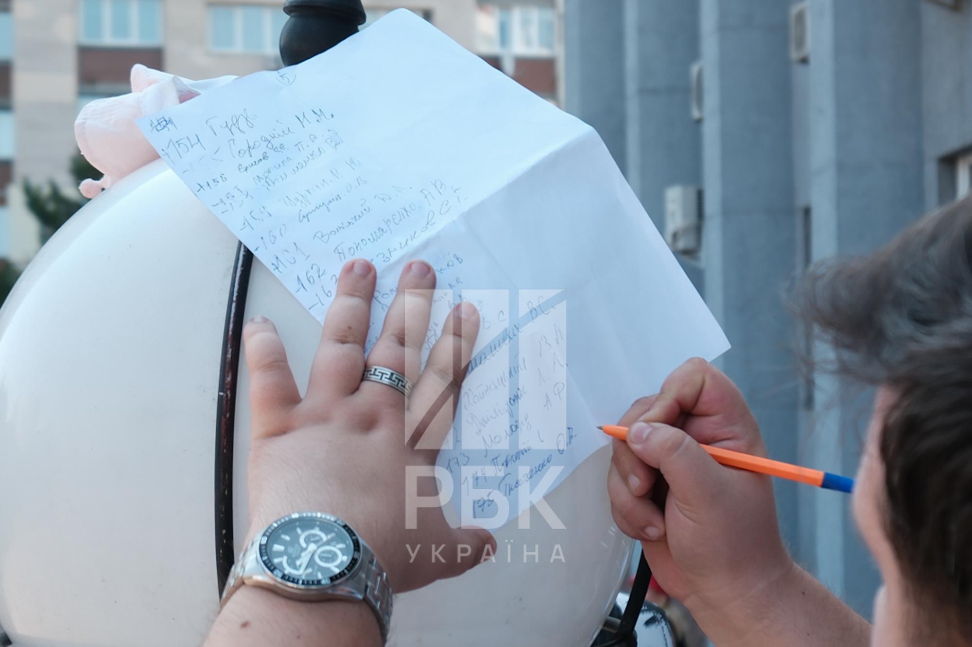 Чергу займали з 5 ранку. Що відбувається у ЦНАПах і ТЦК Києва в останній день оновлення даних (репортаж)