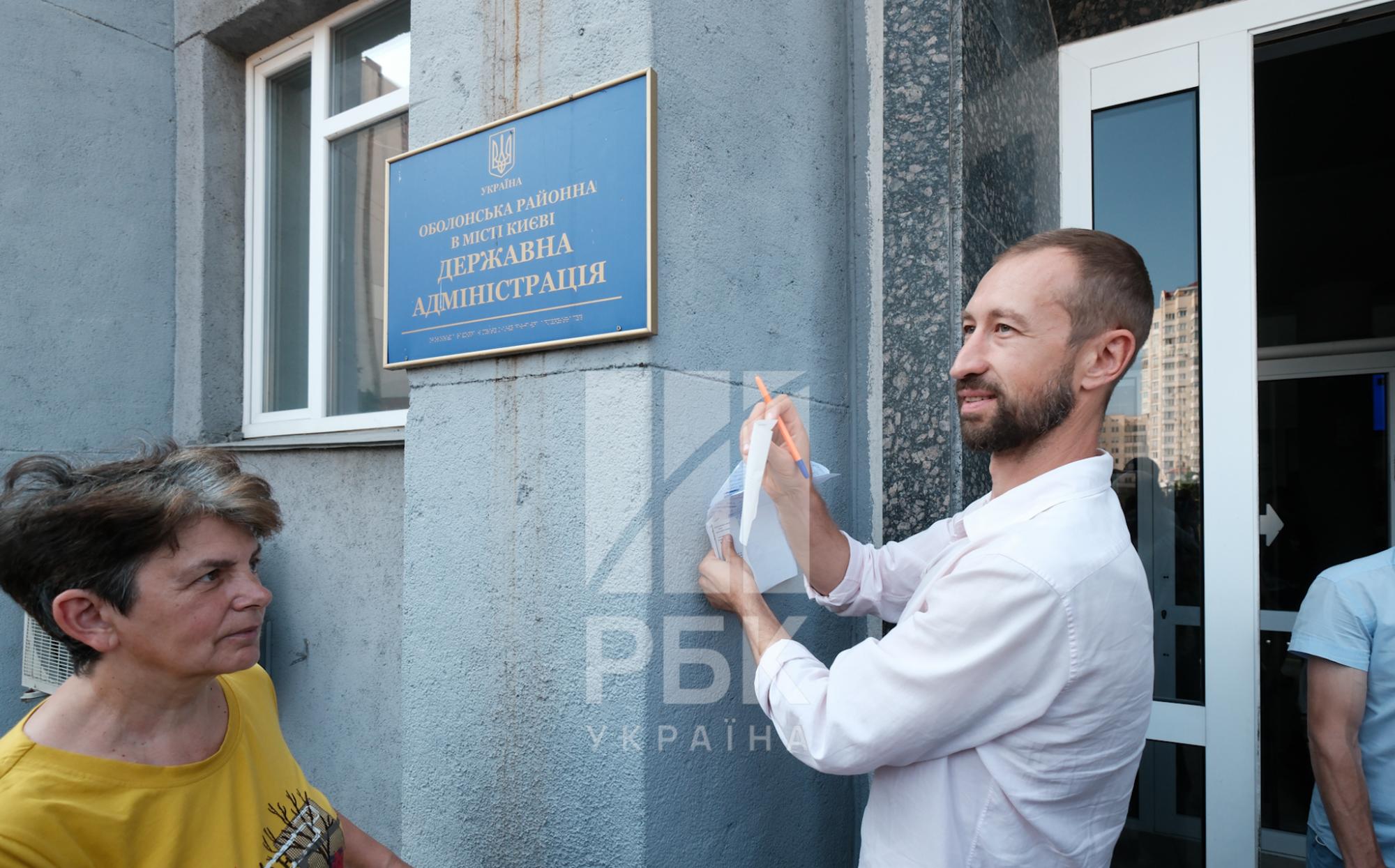 Чергу займали з 5 ранку. Що відбувається у ЦНАПах і ТЦК Києва в останній день оновлення даних (репортаж)