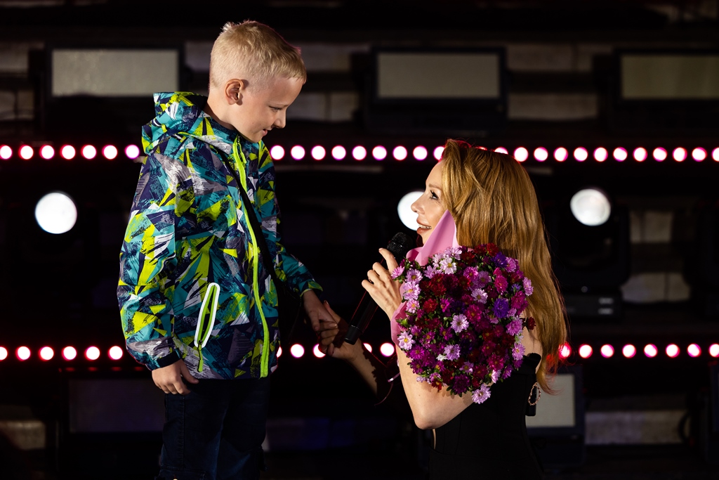 Тіна Кароль показала рідкісне фото з мамою і старшим братом