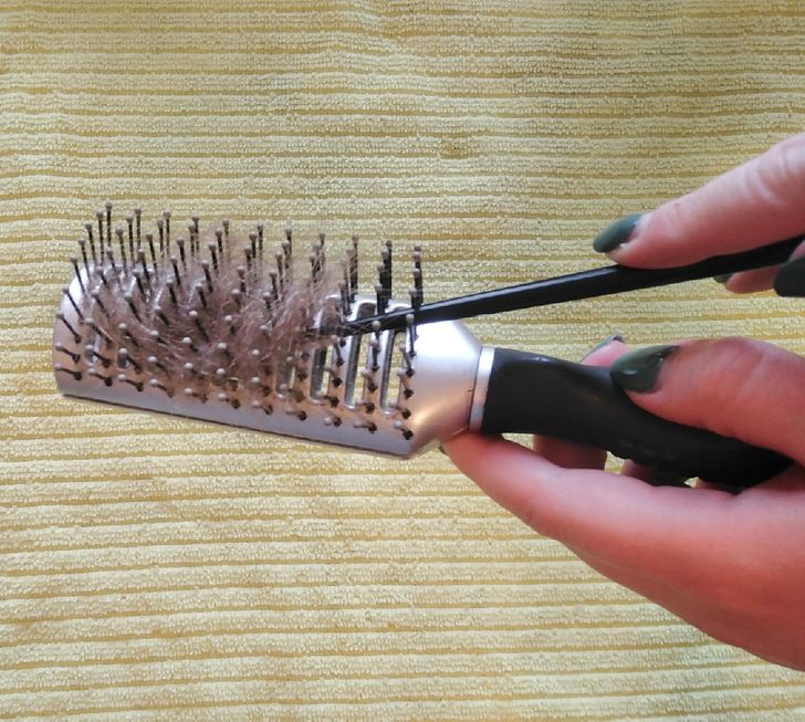 Как правильно почистить щетку для волос: легкий и эффективный способ