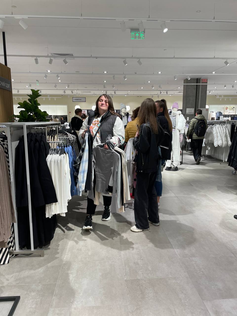 H&amp;M повернувся до України: фото та відео черг та емоції модників