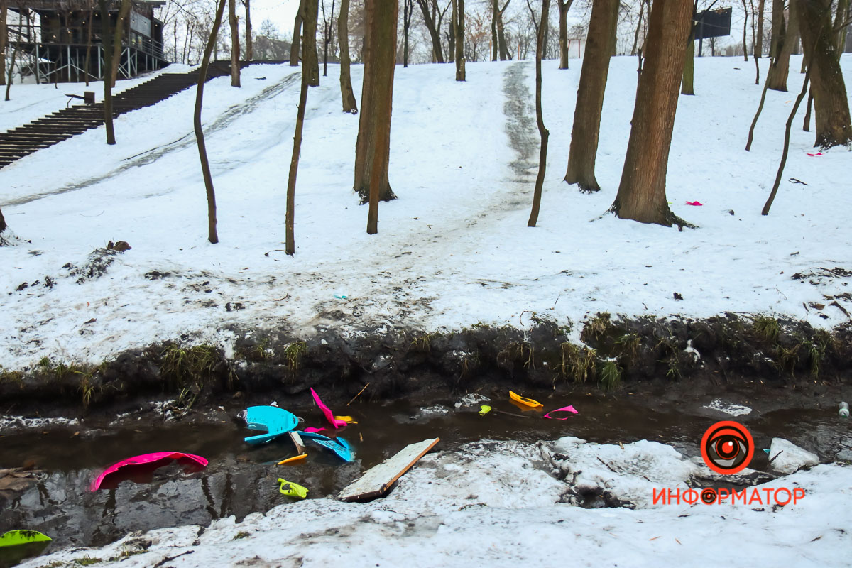 В Днепре мужчина с ребенком врезались в дерево, катаясь на санках. Есть жертвы