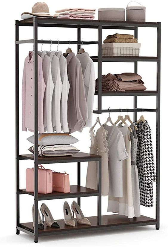 Полный порядок: как обустроить гардеробную систему в маленькой квартире