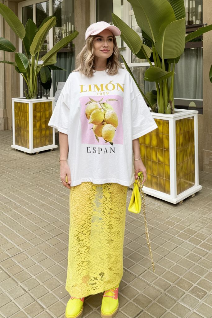 Модний мастхев літа 2025: базова футболка і спідниця в стилі бохо