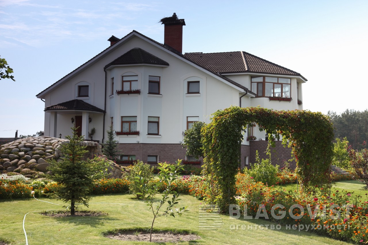 Под Киевом продают элитный особняк с местом для теннисного корта и вертолетной площадки (фото)