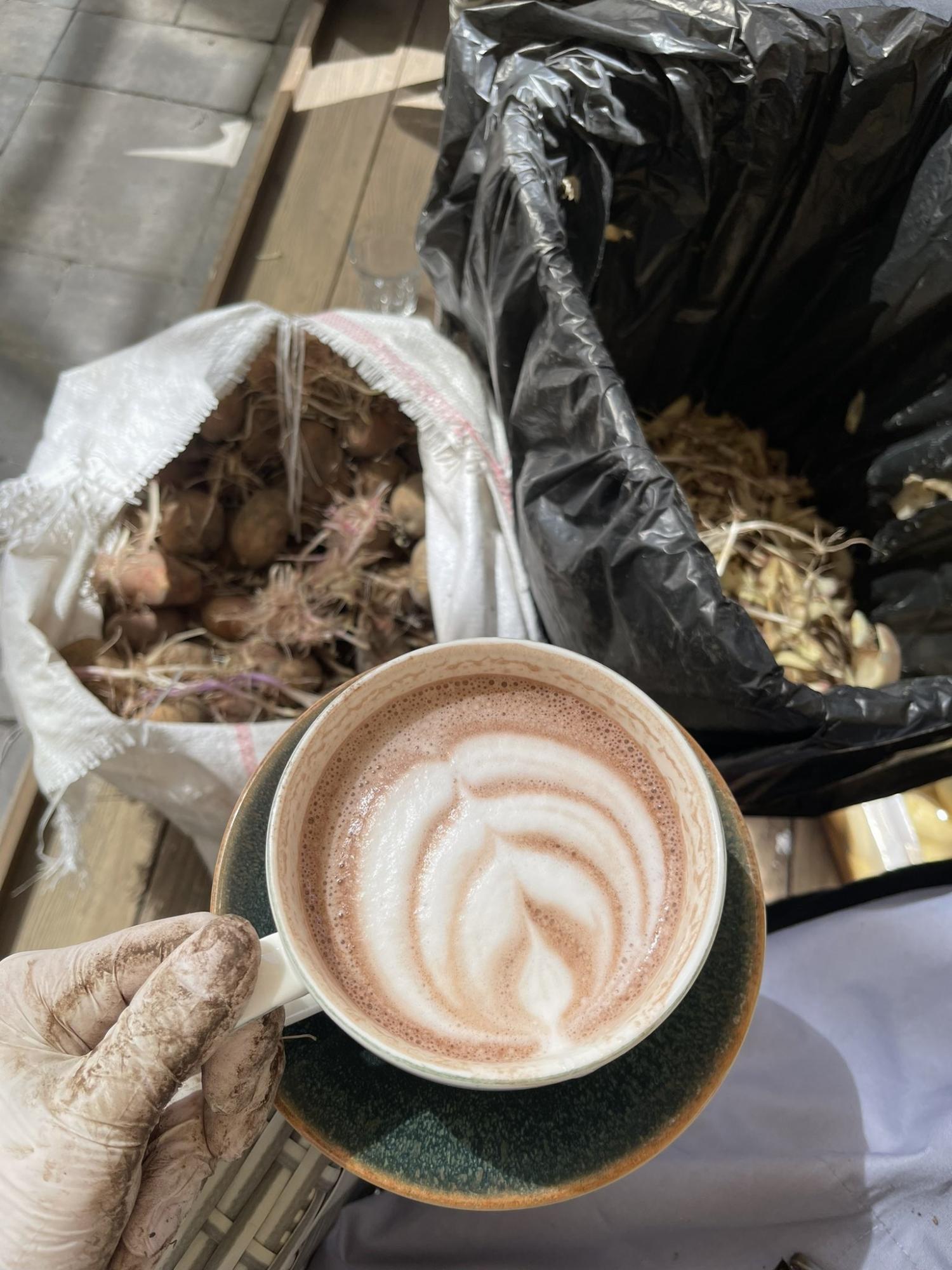 Звезда Playboy Астафьева показала, как чистит мешки картошки для украинцев (фото)