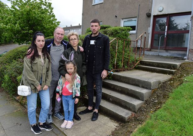 В холодильнике был старый подгузник: в Шотландии семью украинских беженцев поселили в грязнейший дом