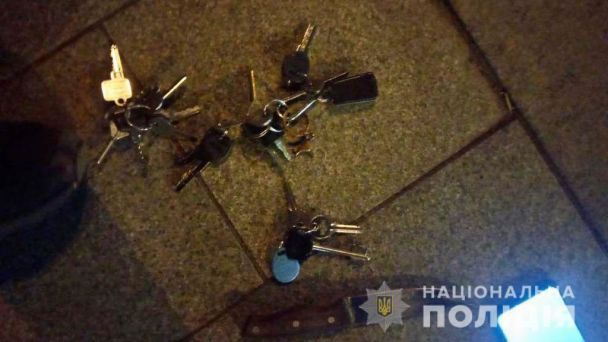 В Ужгороді чоловік у власній квартирі застав грабіжника: що він зробив (фото)
