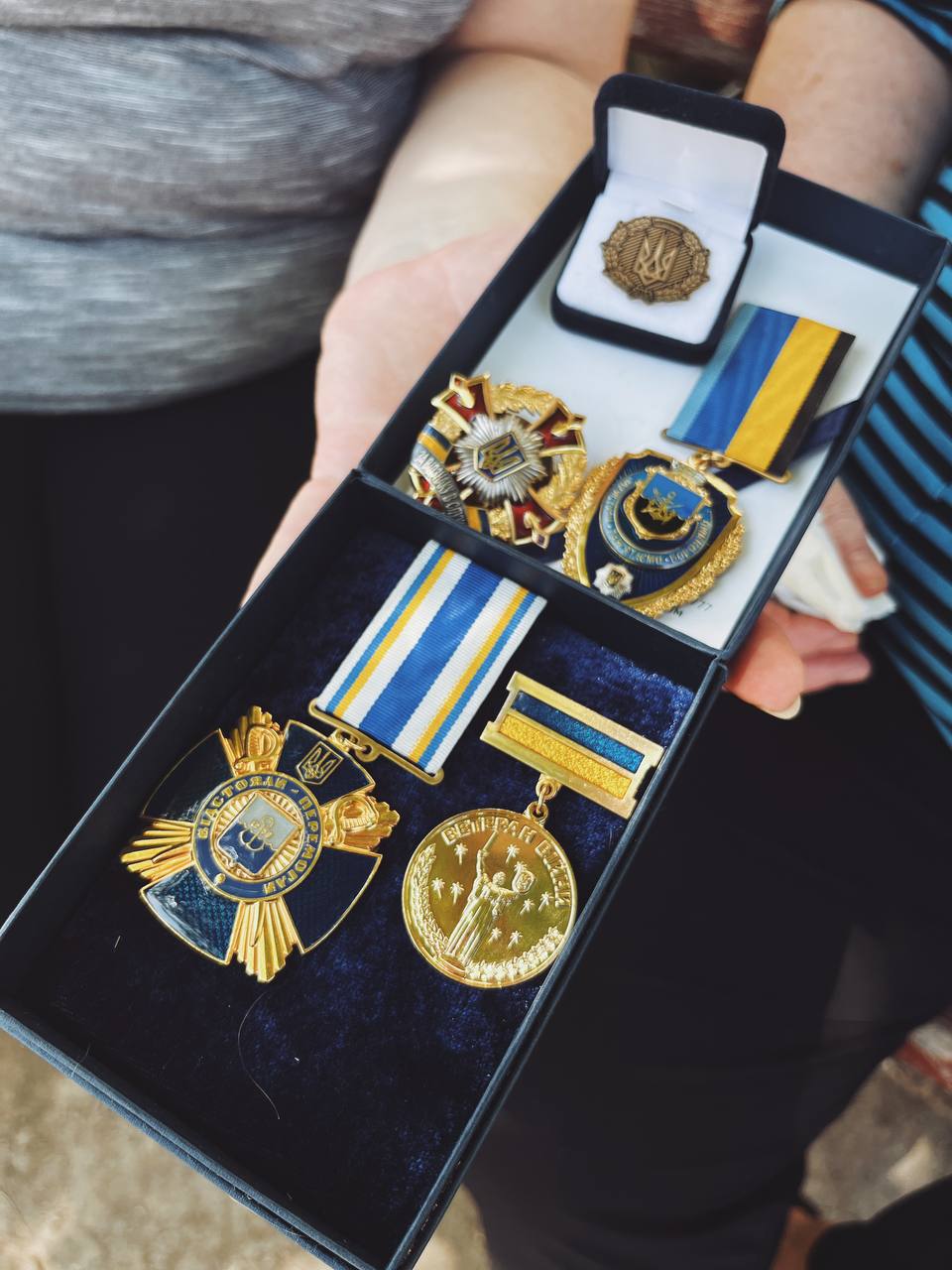 Мать защитника Азовстали вывезла из Мариуполя награды сына: уже месяц от него нет вестей