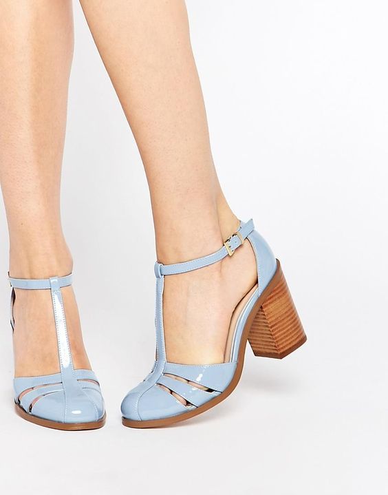 Таке більше ніхто не носить. Дивіться, яке взуття очолило антитренди літа 2023 (фото)