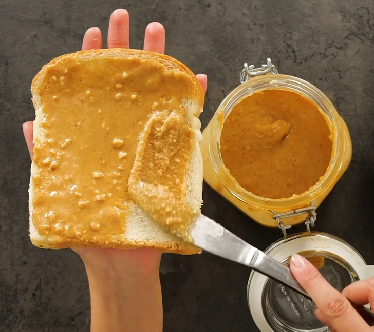Готовим домашнюю арахисовую пасту из трех ингредиентов: дети будут в восторге