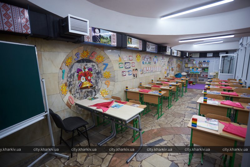 У Харкові діти почали навчатись у метро. Дивіться, як виглядає перша у світі підземна школа