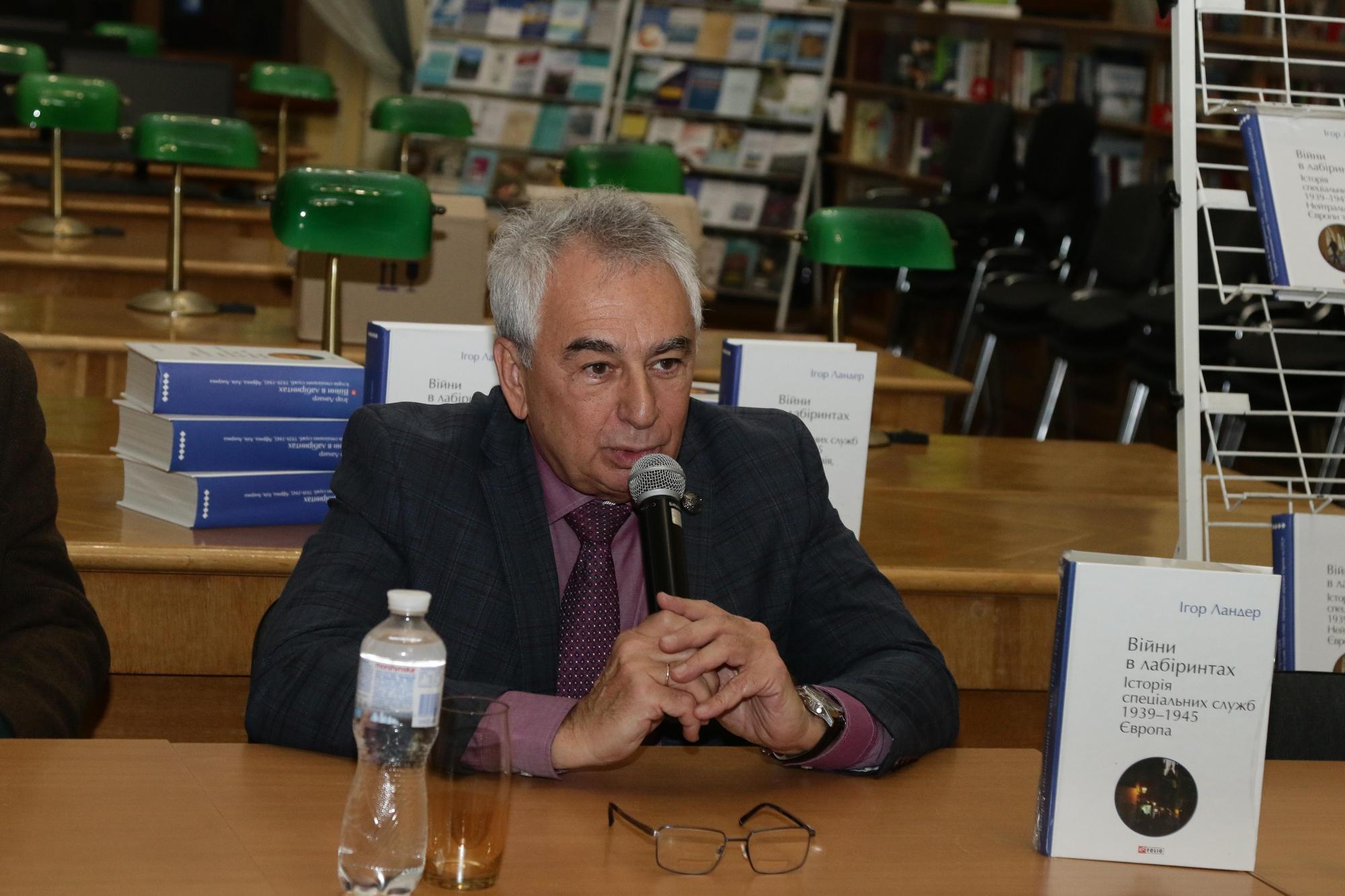 "Книга, що вчить думати". В Києві за участі ГУР презентували 5-томник про світові розвідки