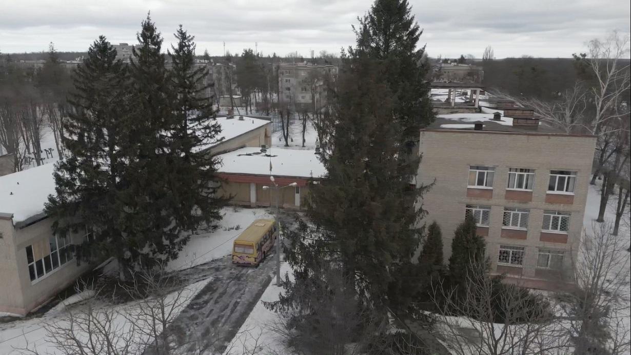 "Найбільше вцілів кабінет української мови та літератури": Леся Нікітюк завітала у зруйновану школу в Харкові